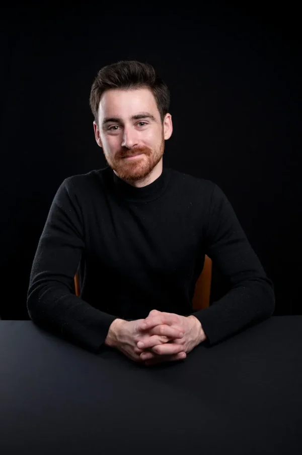 Fabien Collet, assis, à l’écoute d’un client
